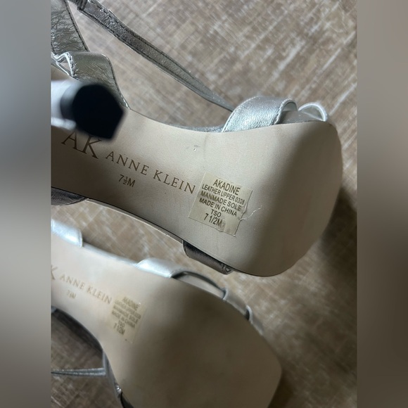 AK ANNE KLEIN Akadine LEATHER STRAPPY HEELS Women’s 7.5 Shoes Silver NWT FORMAL - Picture 3 of 9